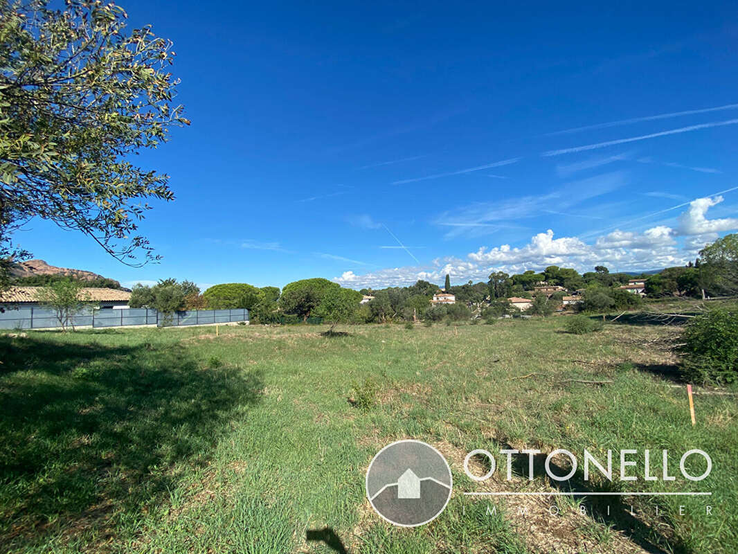 Terrain à ROQUEBRUNE-SUR-ARGENS