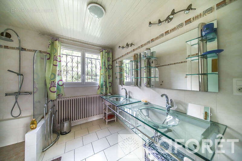 **MAISON TYPE 9 sur TERRAIN de 2600m² - EMBRUN - 9 pièces - photo 11