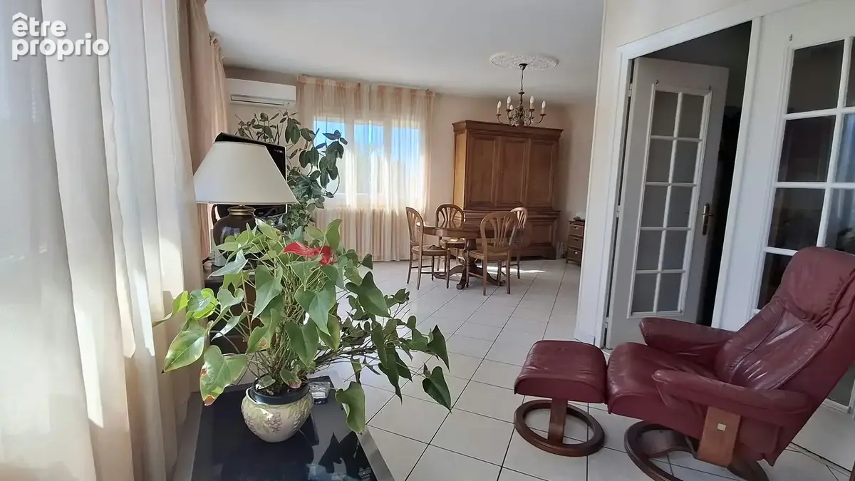 Aux portes de Vichy maison en rez de chaussée surélevée avec jardin arboré, terrasse et double garage - photo 4