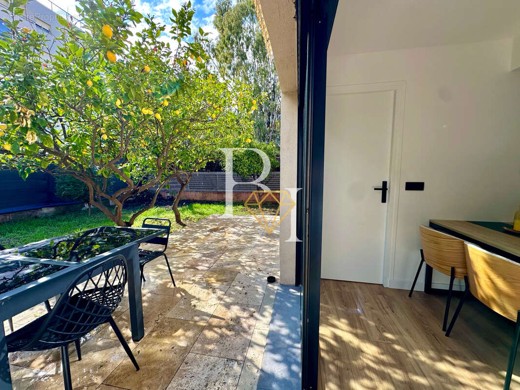 Appartement à SAINT-LAURENT-DU-VAR