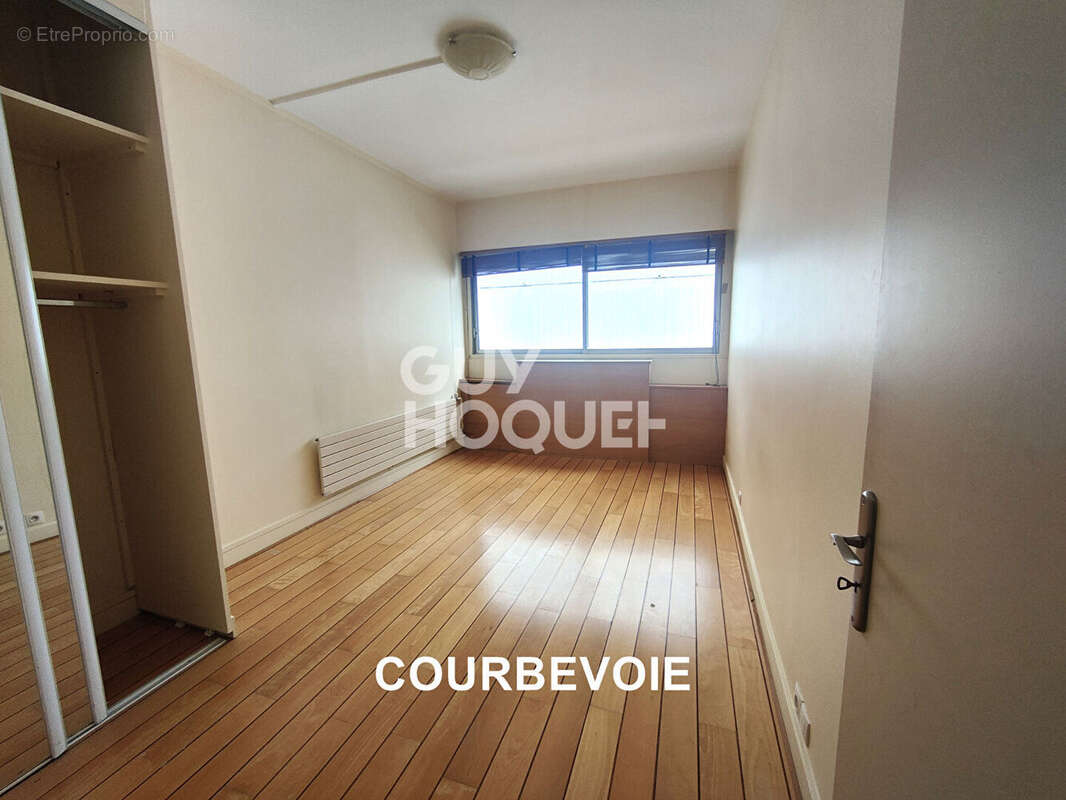 Appartement à COURBEVOIE