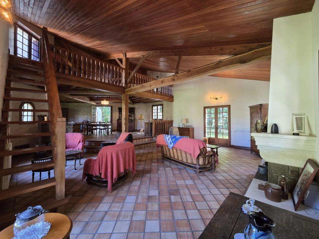 Maison à MONTMOREAU-SAINT-CYBARD