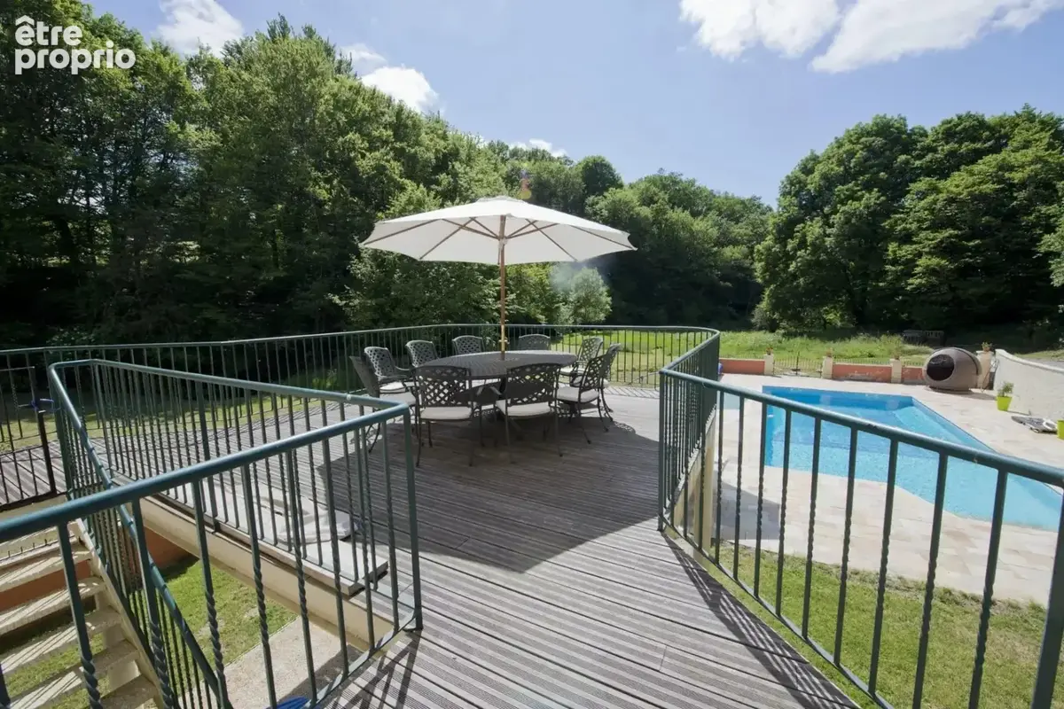 Moulin magnifiquement restauré offrant cinq chambres, 2.7 ha de terrain avec piscine et grange - photo 5