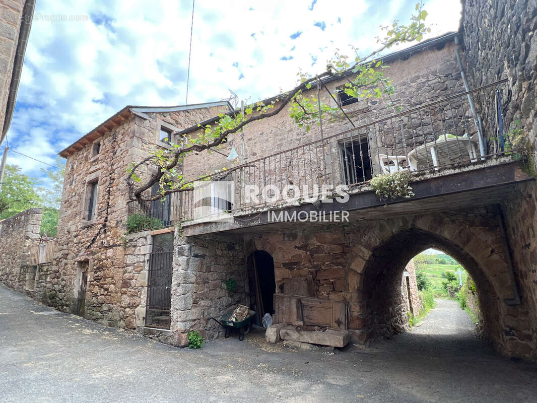 Maison à usage d'habitation avec dépendances, cour et jardin - photo 2