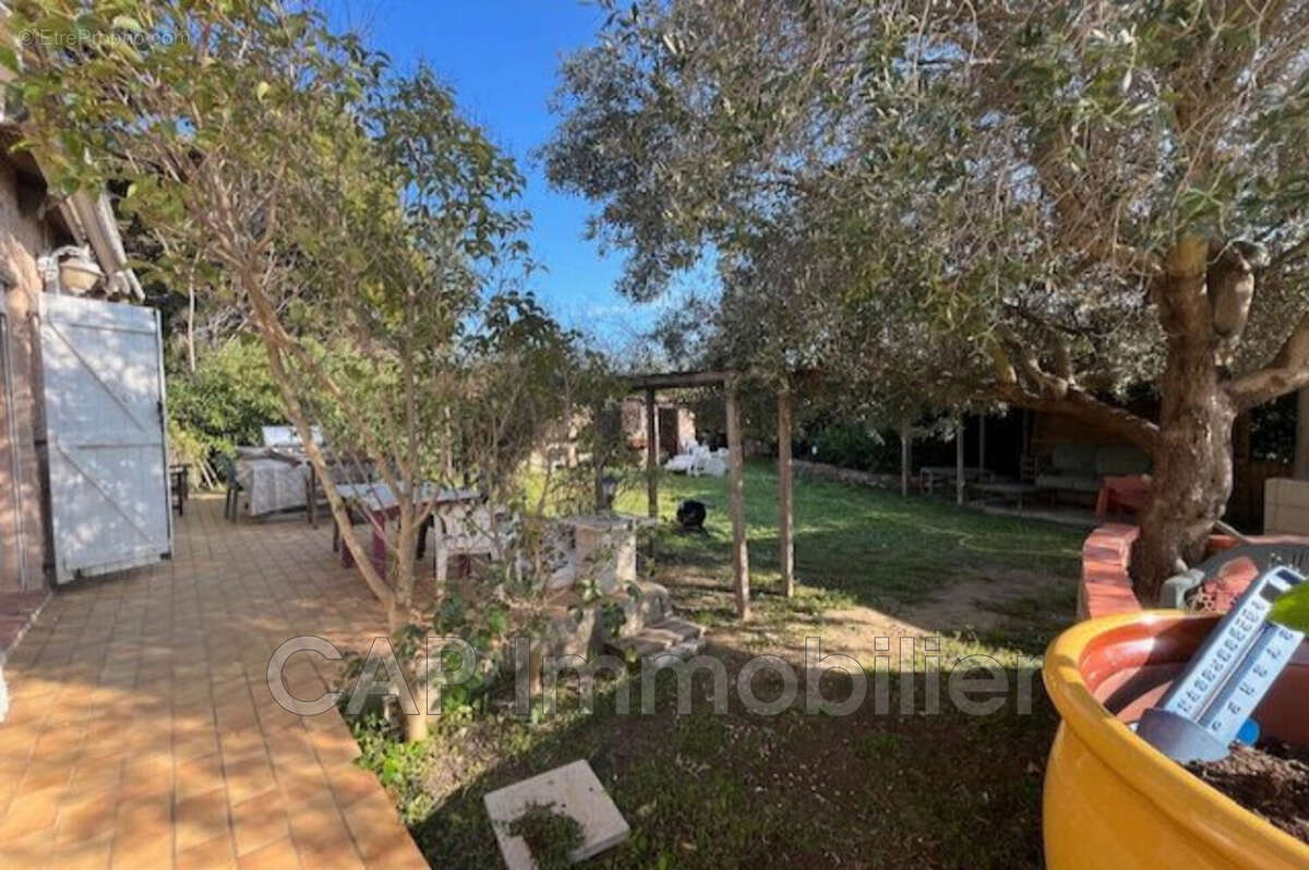 Maison à SAINT-LAURENT-DE-LA-SALANQUE