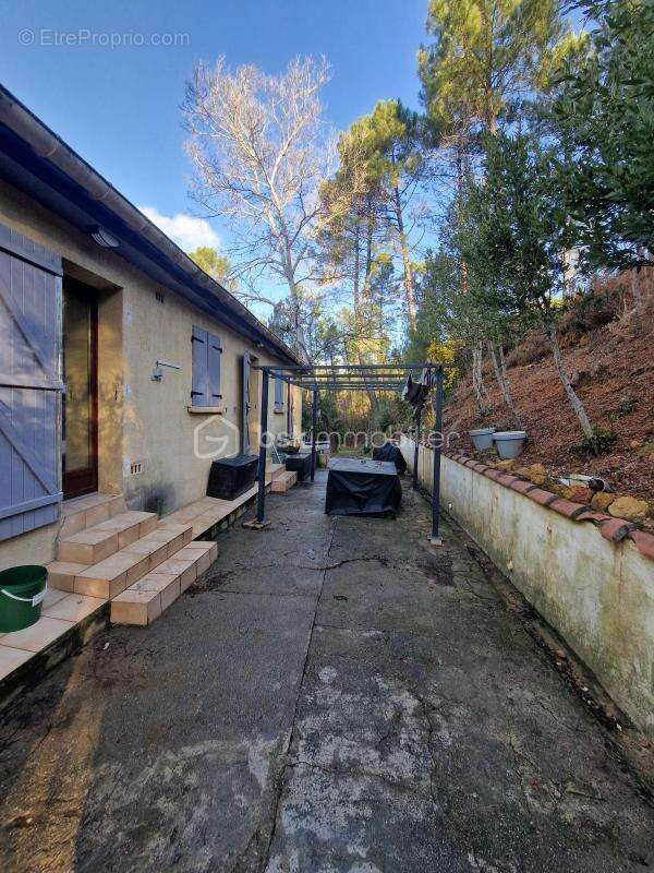 Spécial investisseurs!! Villa de 214m² sur 2330m² de terrain! 5 logements dont 4 loués - photo 3