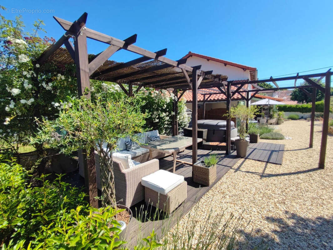 Charmante Maison, Jardin Paysager Style Méditerranéen, 4 Chambres, 2 Salles de Bains, Magasins Proche, Nieuil, Charente - photo 6