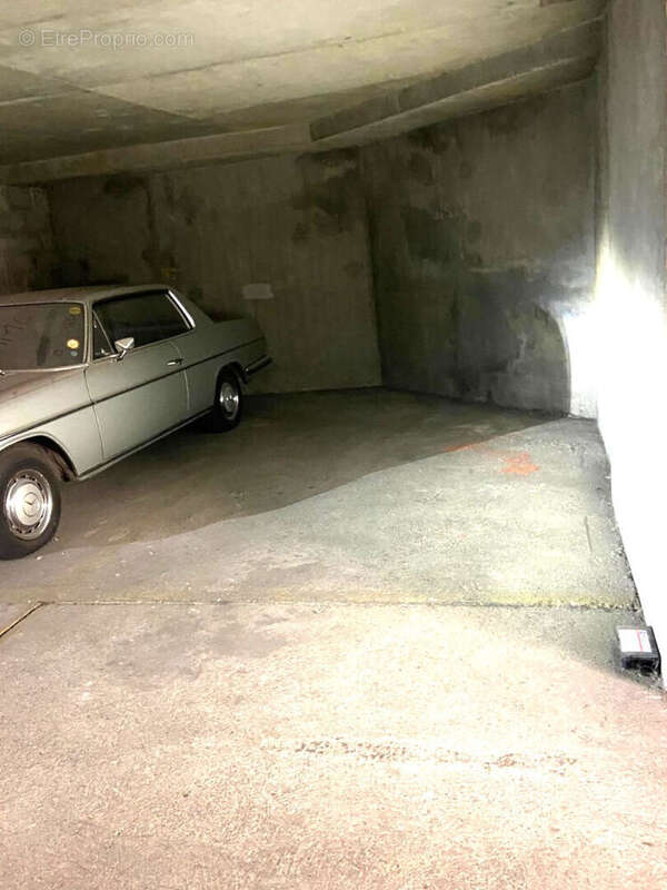 Parking à PARIS-11E