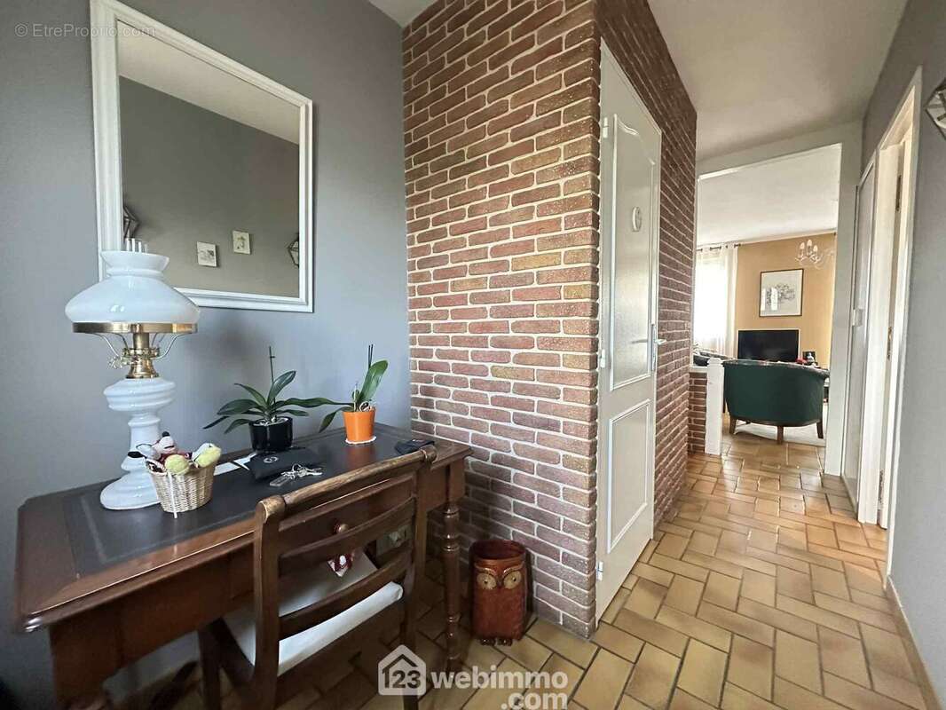 Une vaste entrée distribue ... - Maison à LAON