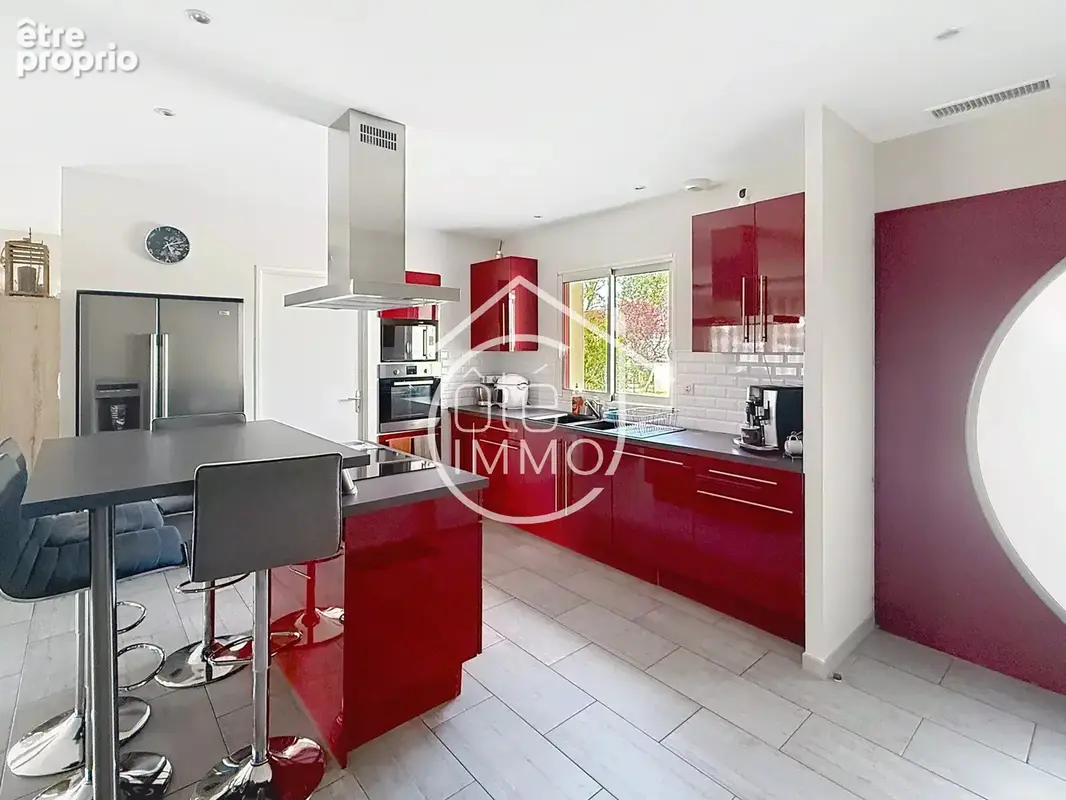 SAINT-PIERRE-D'EYRAUD : Maison 5 pièces de 118 m² avec grand garage et jardin - photo 5