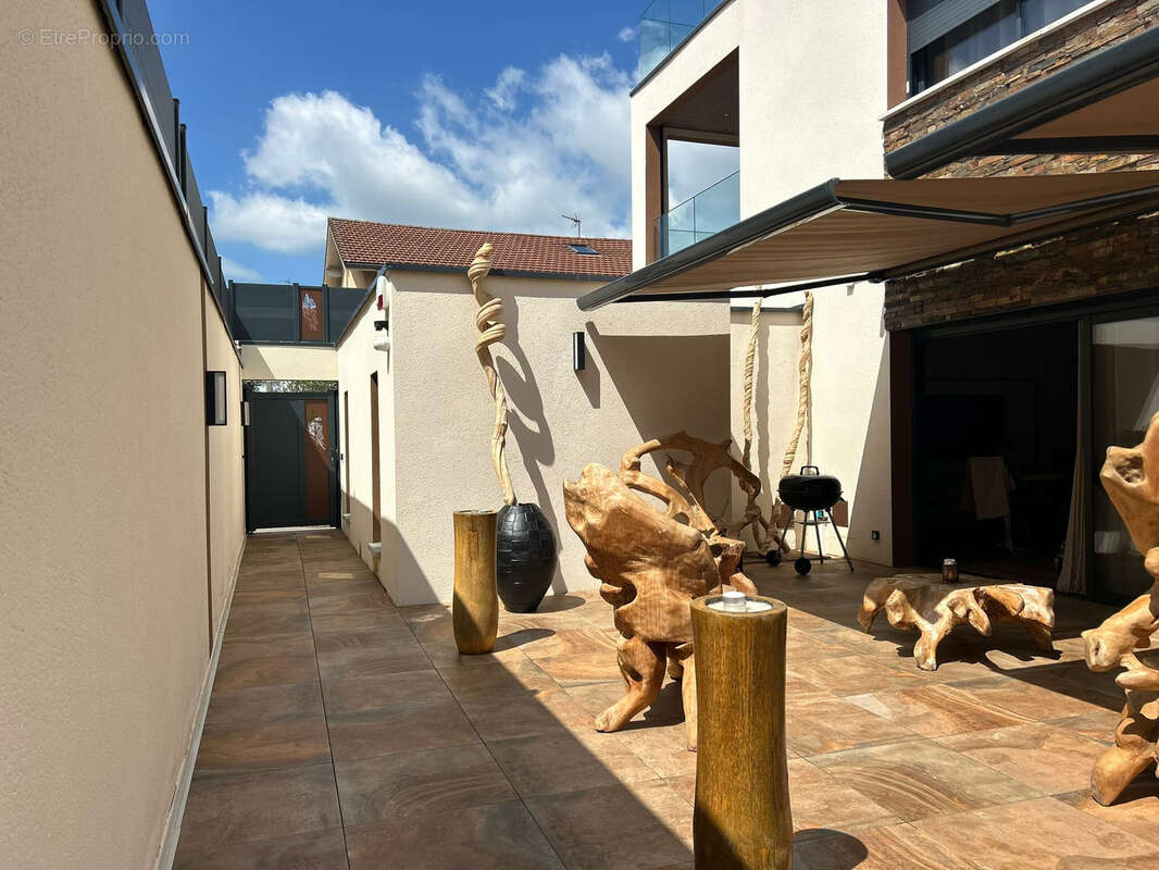 Appartement à SAINT-PRIEST-EN-JAREZ