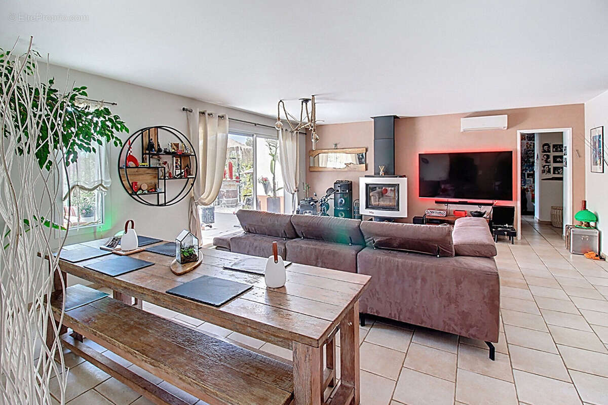 A VENDRE A DRAGUIGNAN Maison récente 238 m² - 6 chambres, piscine et garage - 1807 m² de terrain - photo 16