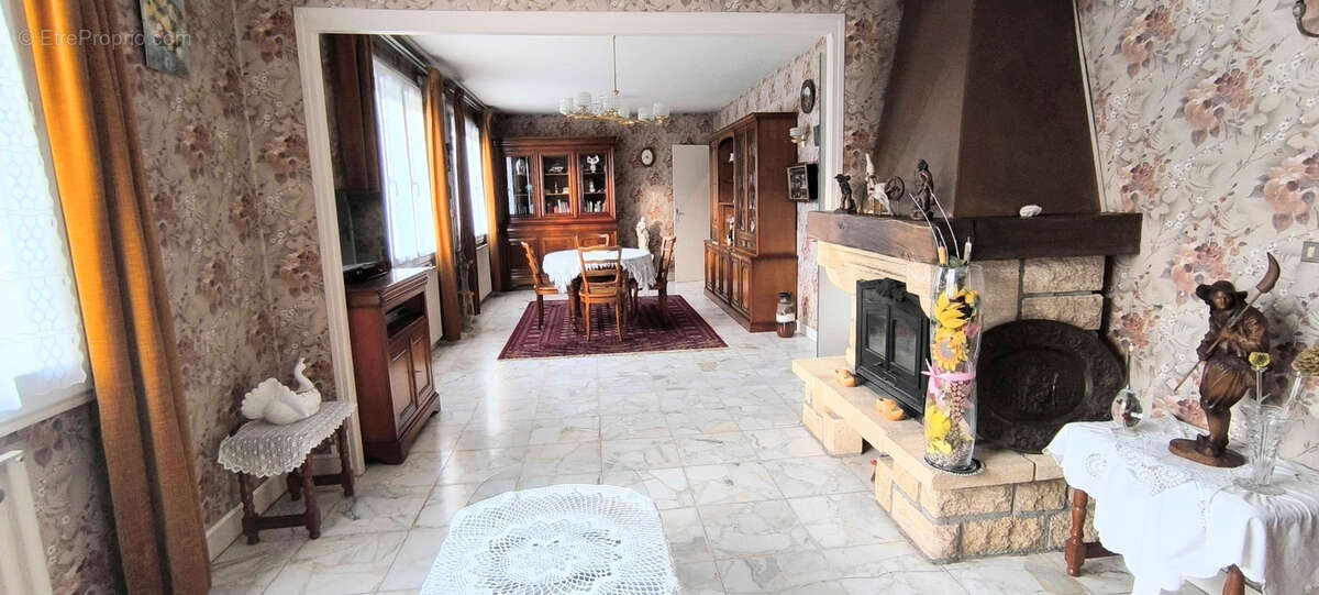 Maison à SAINTE-GENEVIEVE-DES-BOIS