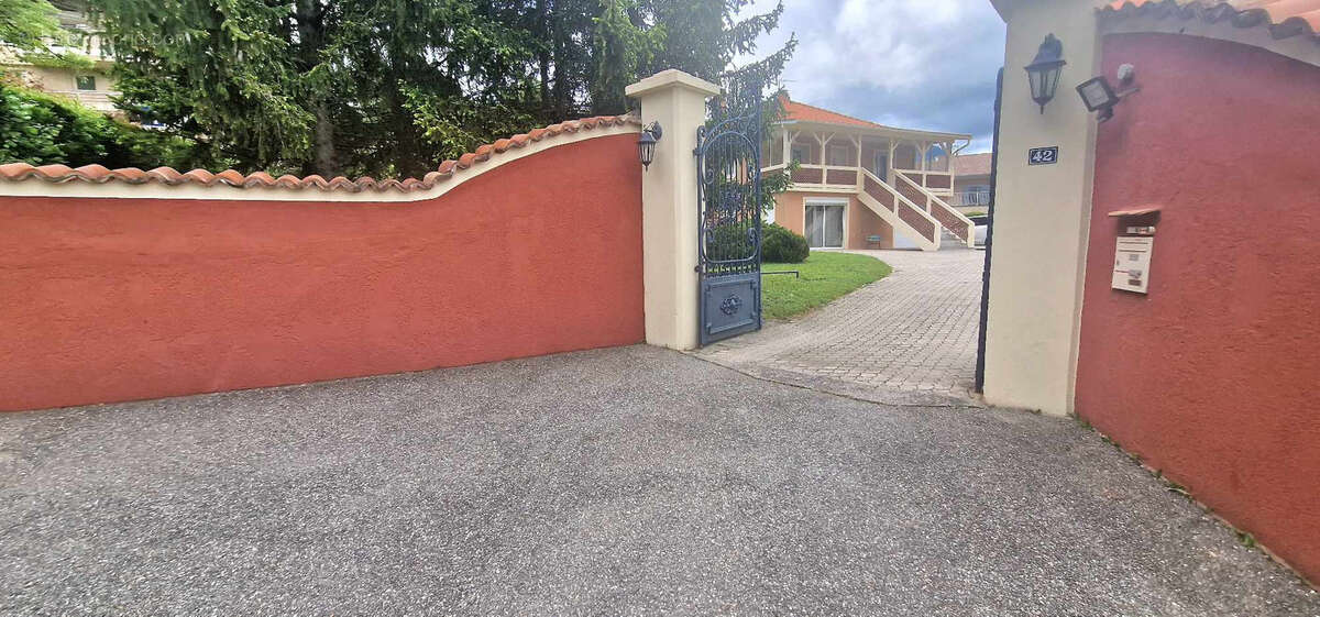 A saisir Maison bourgeoise composée de 2 appartements avec de nombreuses dépendances et  un grand terrain de 1 - photo 4