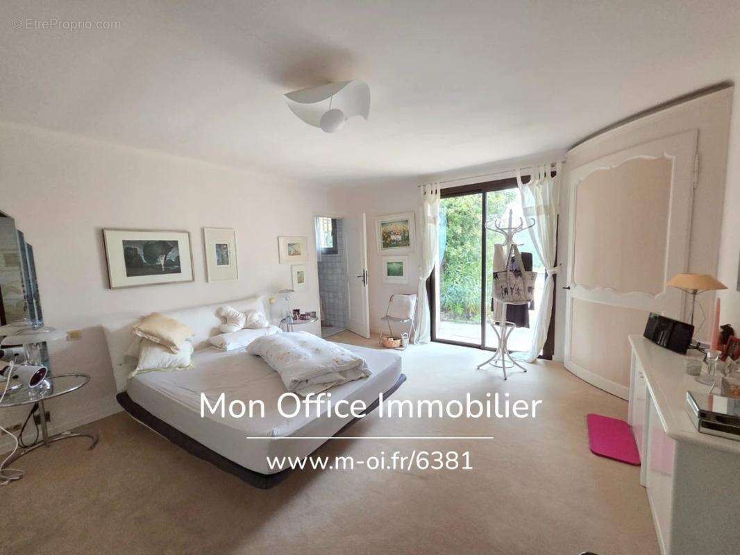 Référence : 6381-NGU. - Maison 12 pièces 376 m2 - photo 11