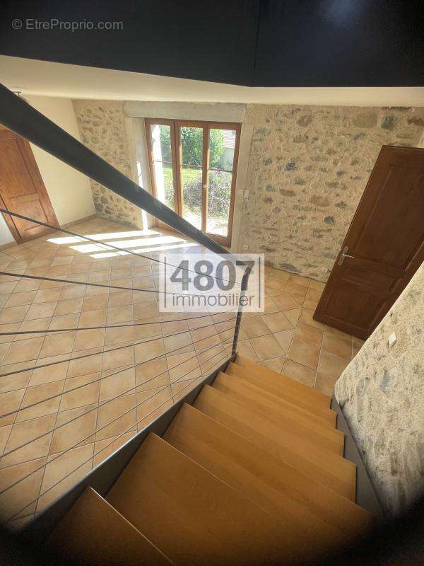 CRANVES-SALES   Ferme rénovée avec vue sur les montagnes et - photo 10