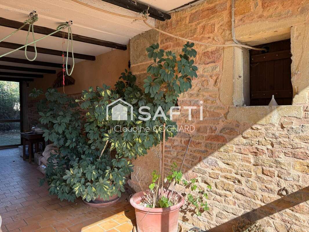 Maison 268 m² à Vergisson  - photo 4