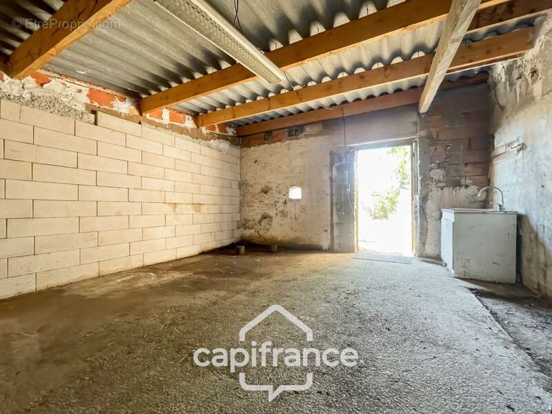 Alleins, maison de plain pied de   83m2 environ établie en zone agricole sur une parcelle de 3 400m2 m2 avec garage attenant - photo 20