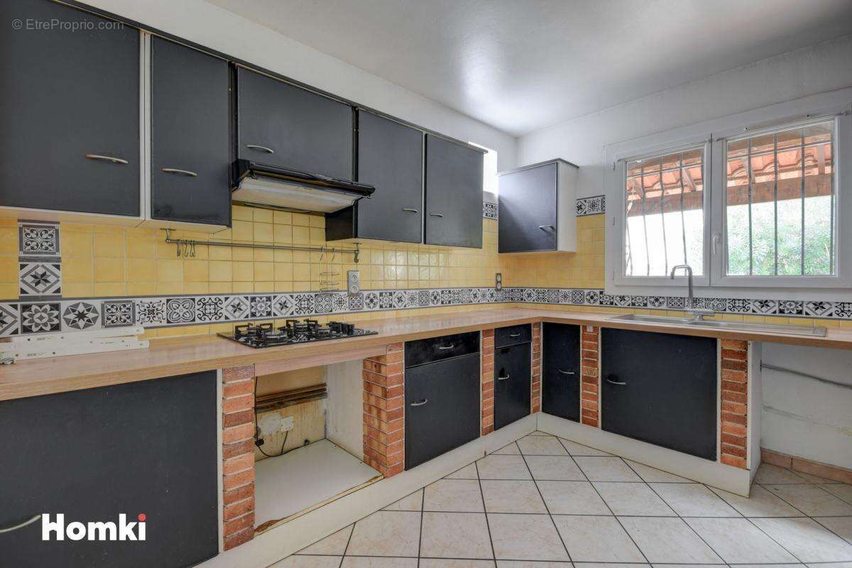 Villa de type 4 jumelee d'un cote avec 2 terrasses un jardin et garage - photo 6