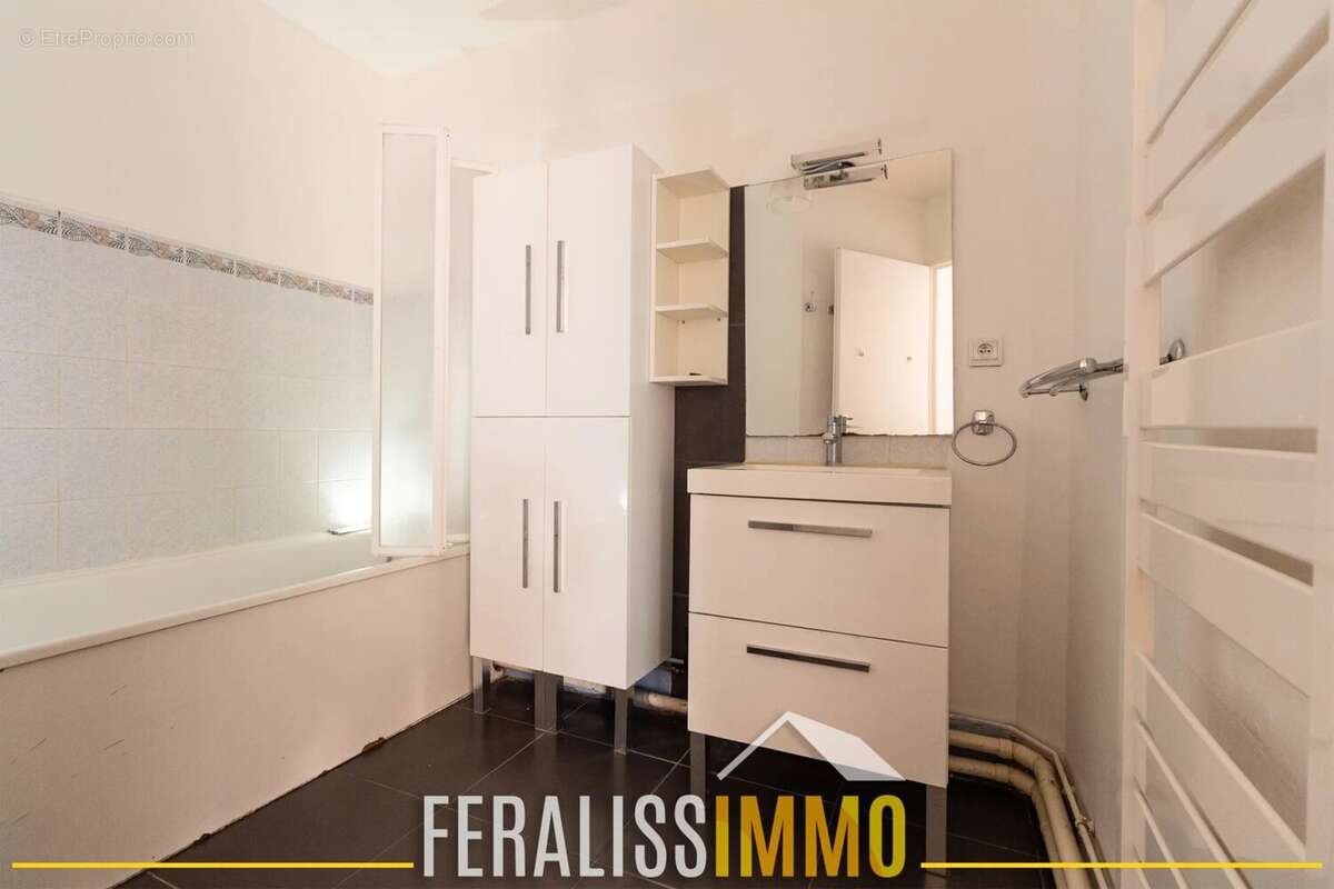 Superbe séjour pour ce F2 à 2 pas de toutes commodités ! - photo 13