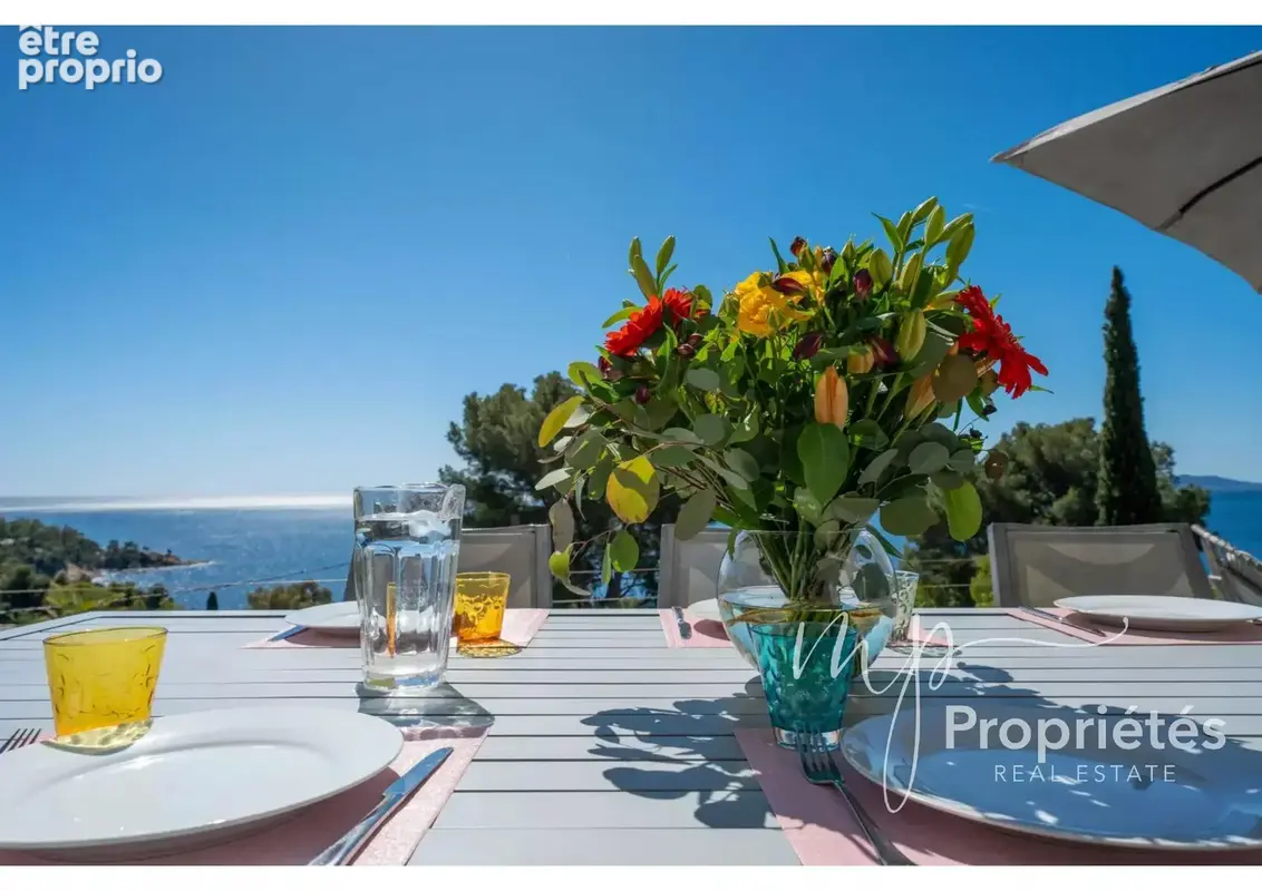 A VENDRE LE LAVANDOU AIGUEBELLE Charmante villa 192m² vue mer, piscine, garage - photo 16