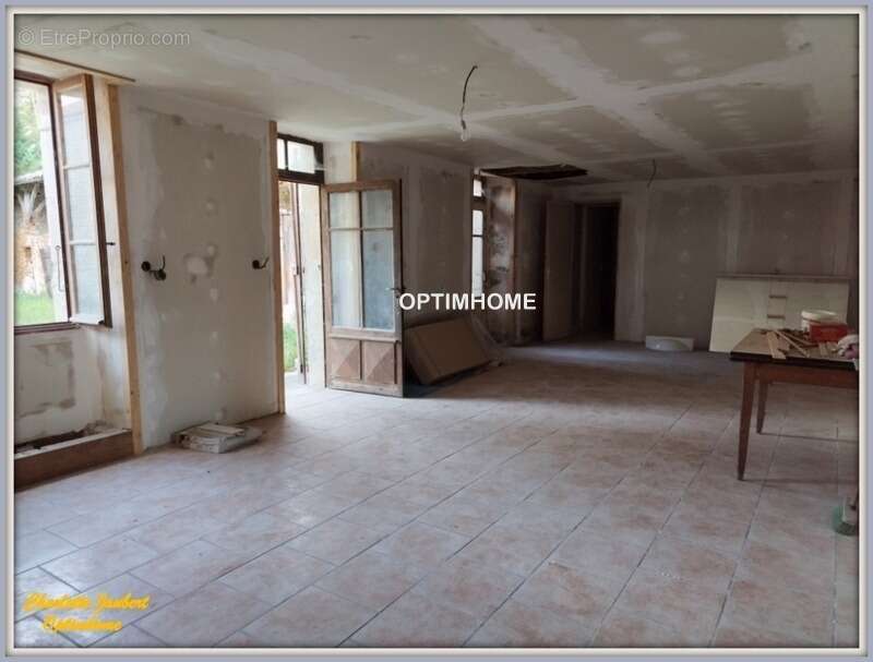 Maison à VILLEBOIS-LAVALETTE