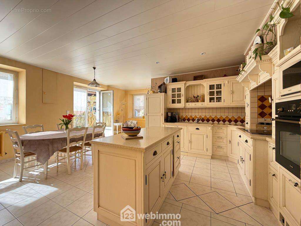 entièrement aménagée et équipée, dispose d'une cheminée à foyer fermée. - Maison à POUZAUGES