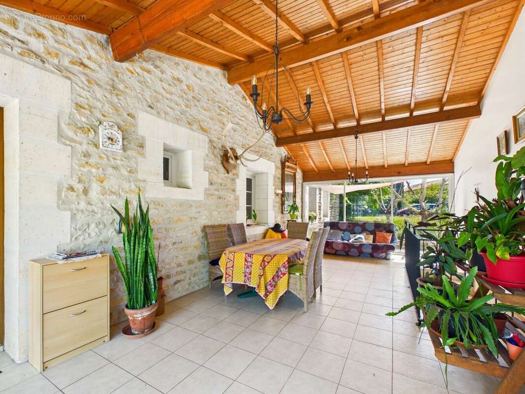 Maison familiale spacieuse avec 5 chambres, grand terrain - photo 3
