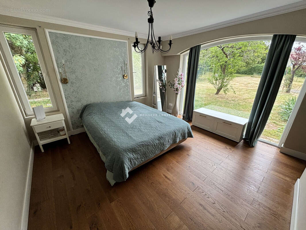 Maison 285 m² à Neuville-De-Poitou  - photo 6