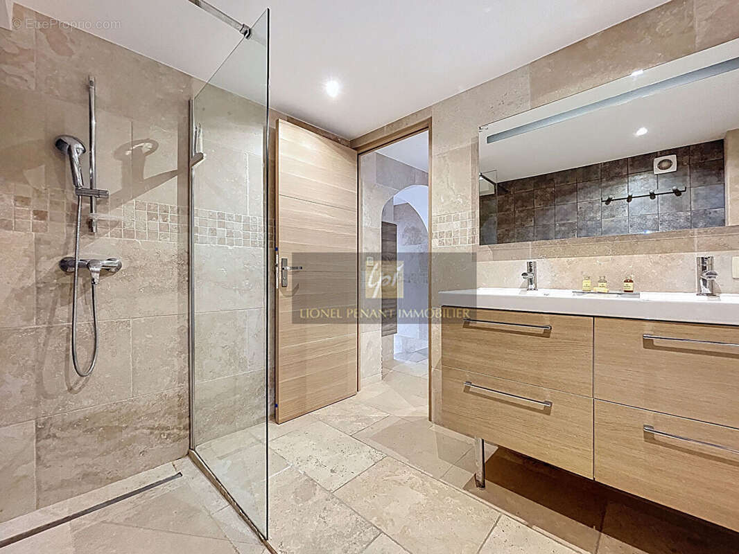 Propriete composee de 7 gites  de 430m² sur terrain de  63547 m². - photo 9