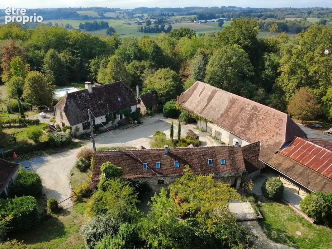 Fermette transformée en gite complexe avec piscine et 4 hectares de terrain avec bois - photo 1