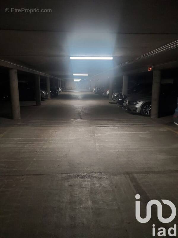 Photo 1 - Parking à PARIS-20E