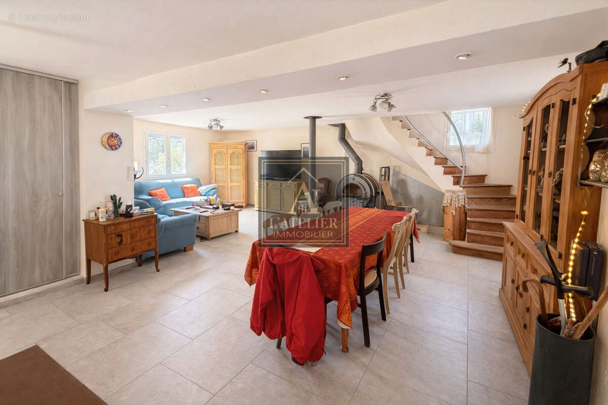 Maison de caractère avec 2 studios, piscine, sous sol et abris voiture sur une parcelle de 1250 m2 - photo 17