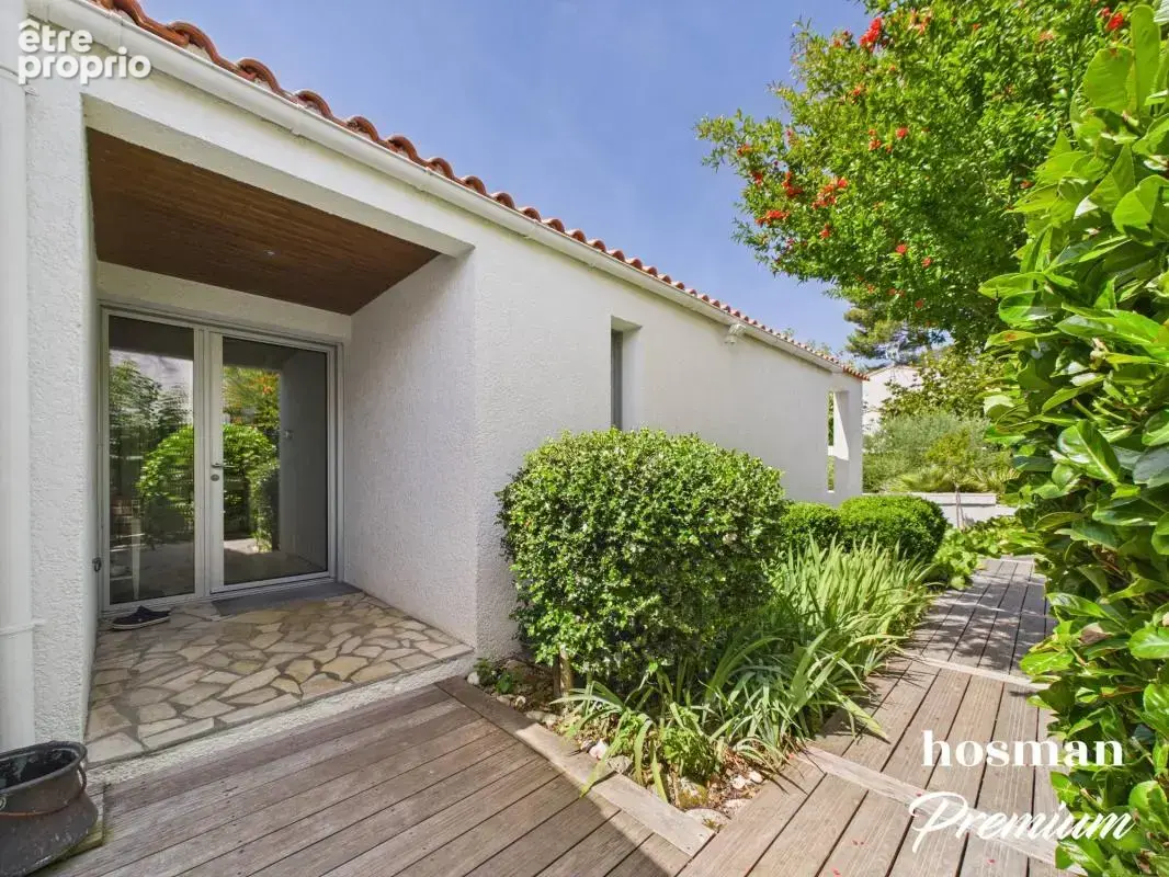 RARE Portes de la Rochelle – Propriété d’architecte avec piscine sur plus de 1 750 m² - photo 19