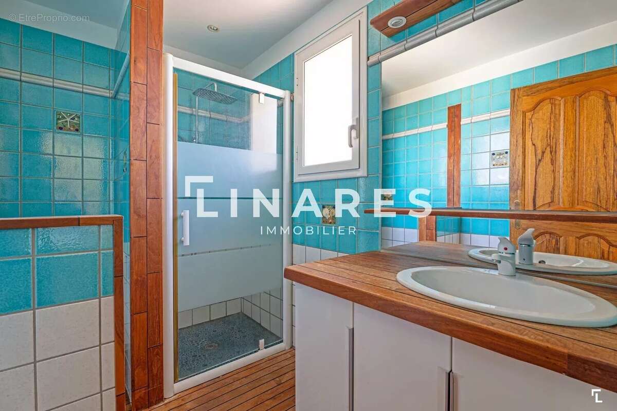 LA CEYRESTAINE  - Villa T7 de 225m2 - Terrain 759m2 - PISCINE - 13600 CEYRESTE - photo 11