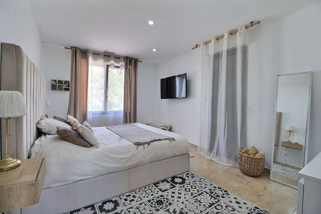 EXCLUSIVITÉ - Maison de 240m² entièrement rénovée avec piscine, véranda et 5 suites - photo 7
