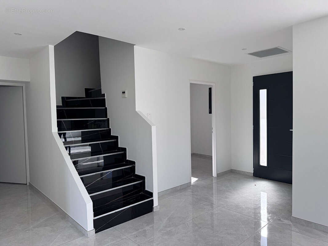 Maison à CHARMES-SUR-RHONE