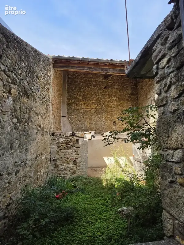 Maison en pierre de 250 m2 avec jardinet - VERNOUX EN VIVARAIS - photo 2
