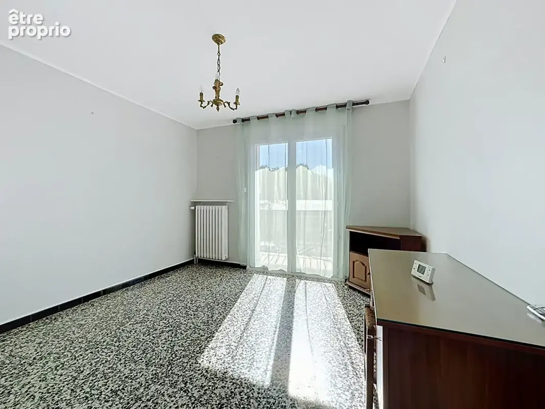 Maison familiale Type 7 de 151.25 m² avec grand rez-de-chaussée, terrain plat de 1 228 m² et vue montagnes ! - photo 6