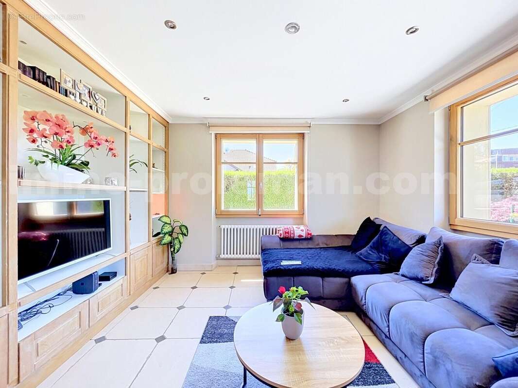 Maison_grand_espace_proche_genève_frontière_suisse_garre_lumineux_calme_piscine_terrasse_extérieur_séjour_salon_cuisine_chambre_1_2_3_4salle_de_bains_sous-sol_independance_gararge
