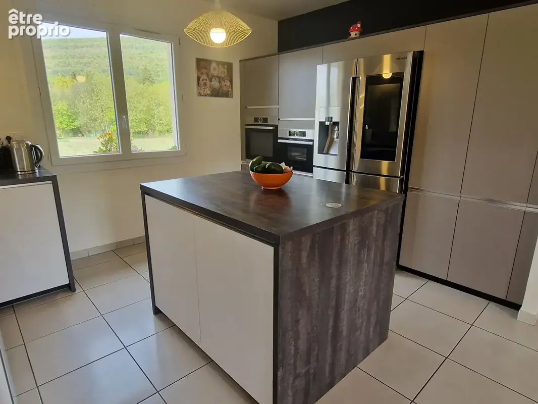 Villa dans village avec commerces , piscine , beau terrain bordé par une rivière - photo 5