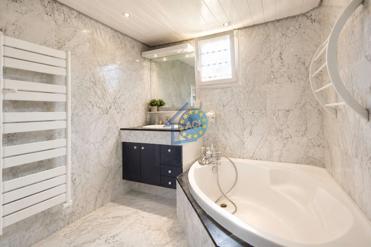Maison  issou   secteur pavillonnaire 4 chambres - photo 9