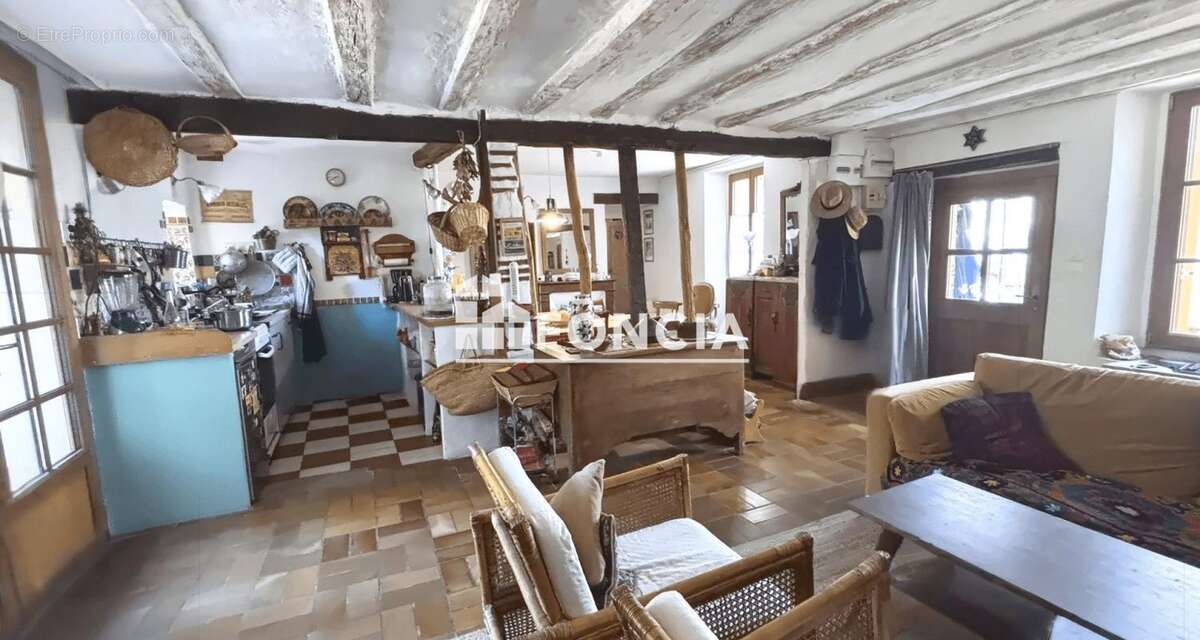 Maison de caractère en pierre avec jardin clos, studio indépendant et dépendances : un lieu de vie authentique aux multiples pos - photo 2