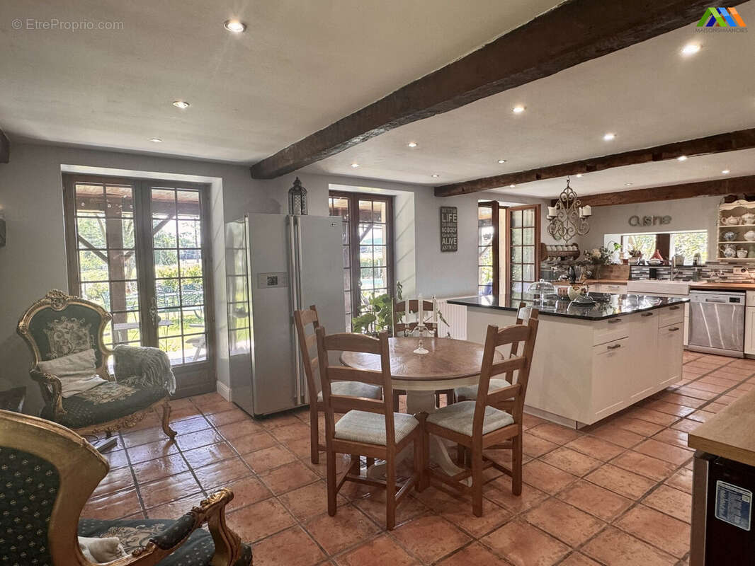 Maison 235 m² à Sauveterre-De-Bearn  - photo 3
