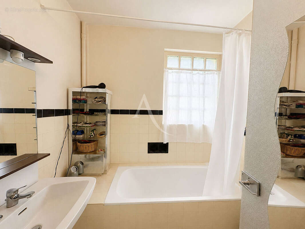 SAUMUR CENTRE - Appartement 70 m² avec balcon-terrasse, garage et cave. - photo 7
