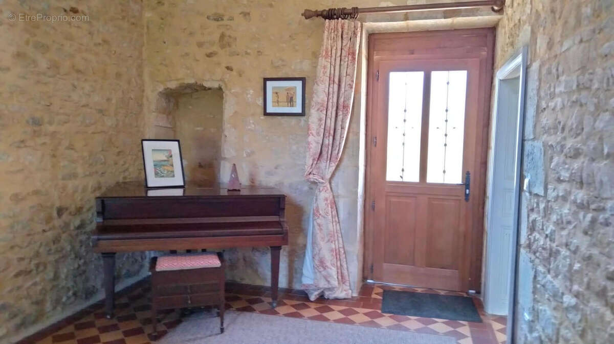 HALL - Maison à PRESSAC