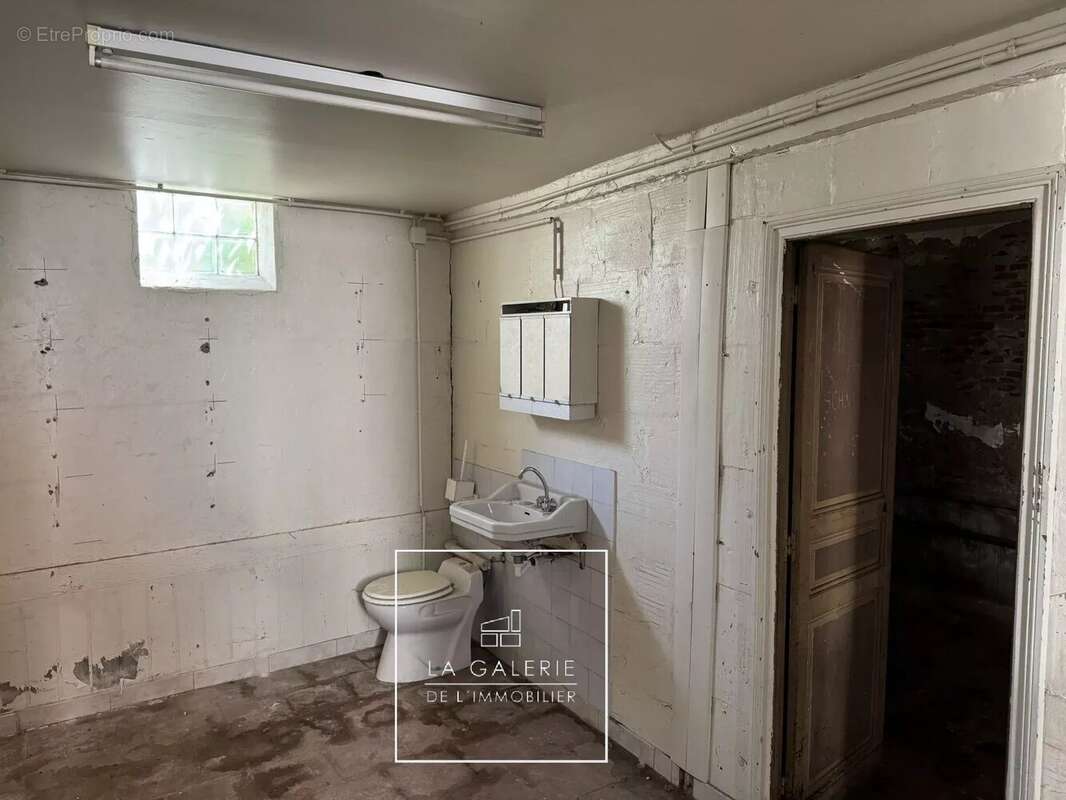 A vendre - Palais de Justice - Maison de caractère à réinventer avec garage exceptionnel et extérieurs - photo 17