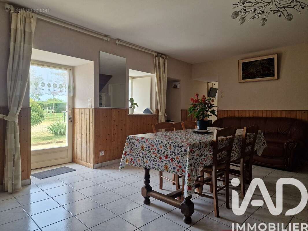 Maison 253 m² à Saint-Macaire-Du-Bois  - photo 5