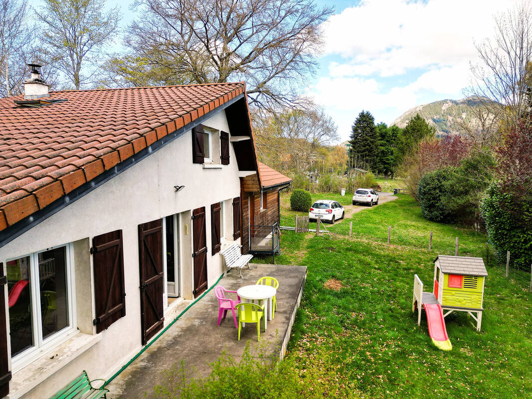 Maison à SAINT-GENES-CHAMPANELLE