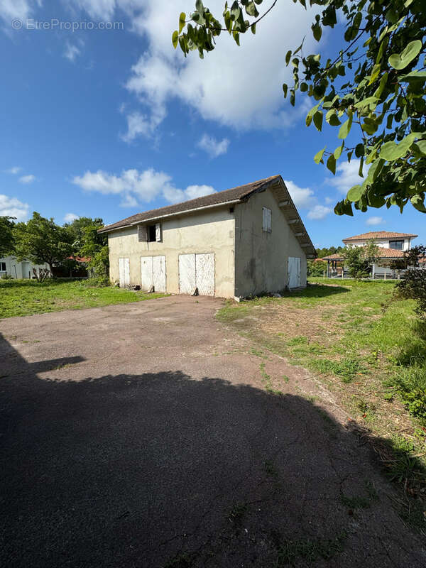 Dépendance à fort potantiel de réhabilitation sur un terrain de 1275 m2 - photo 2